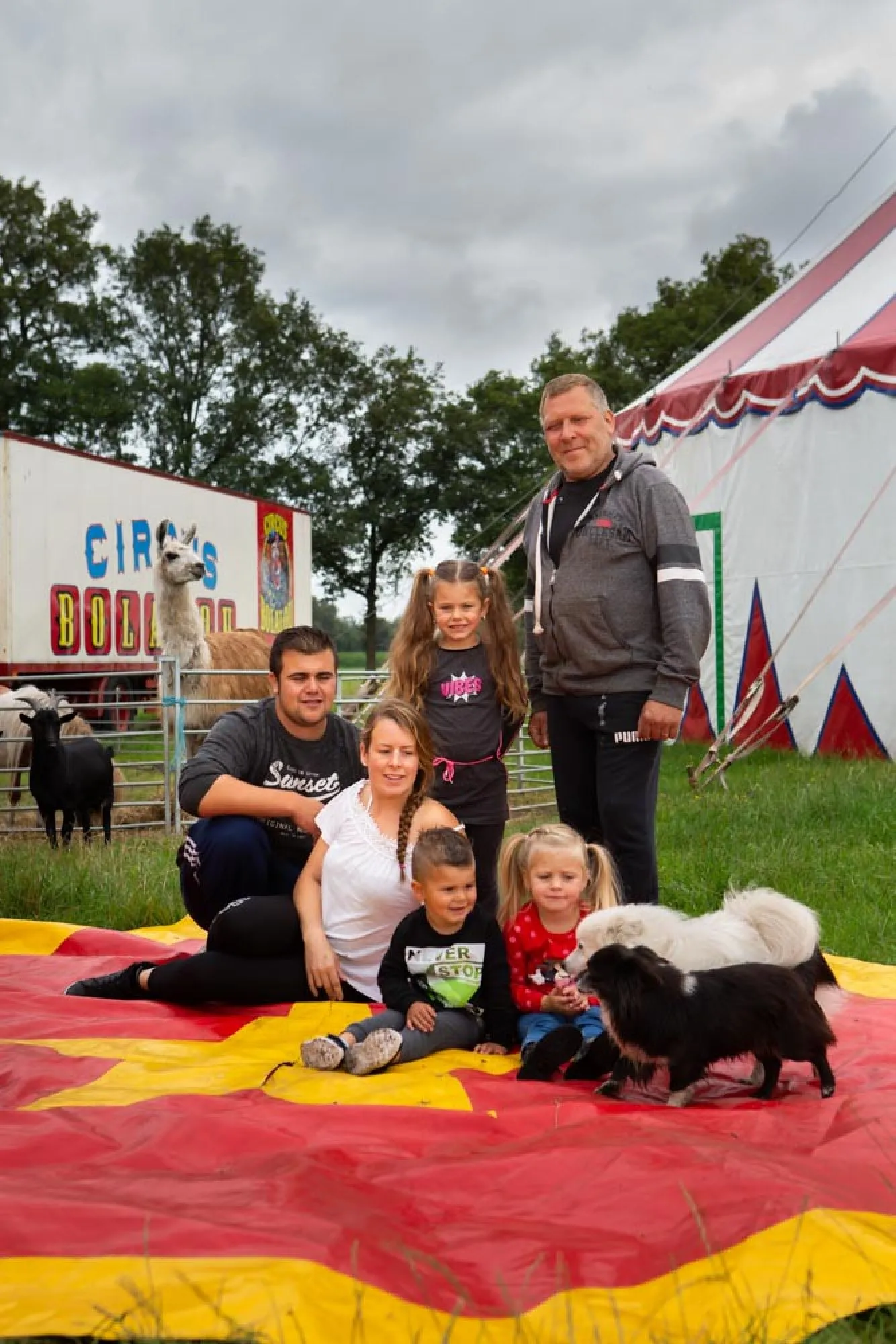 Dennis en Steffie staan  met Circus Bolalou  al weken stil in Laren. 