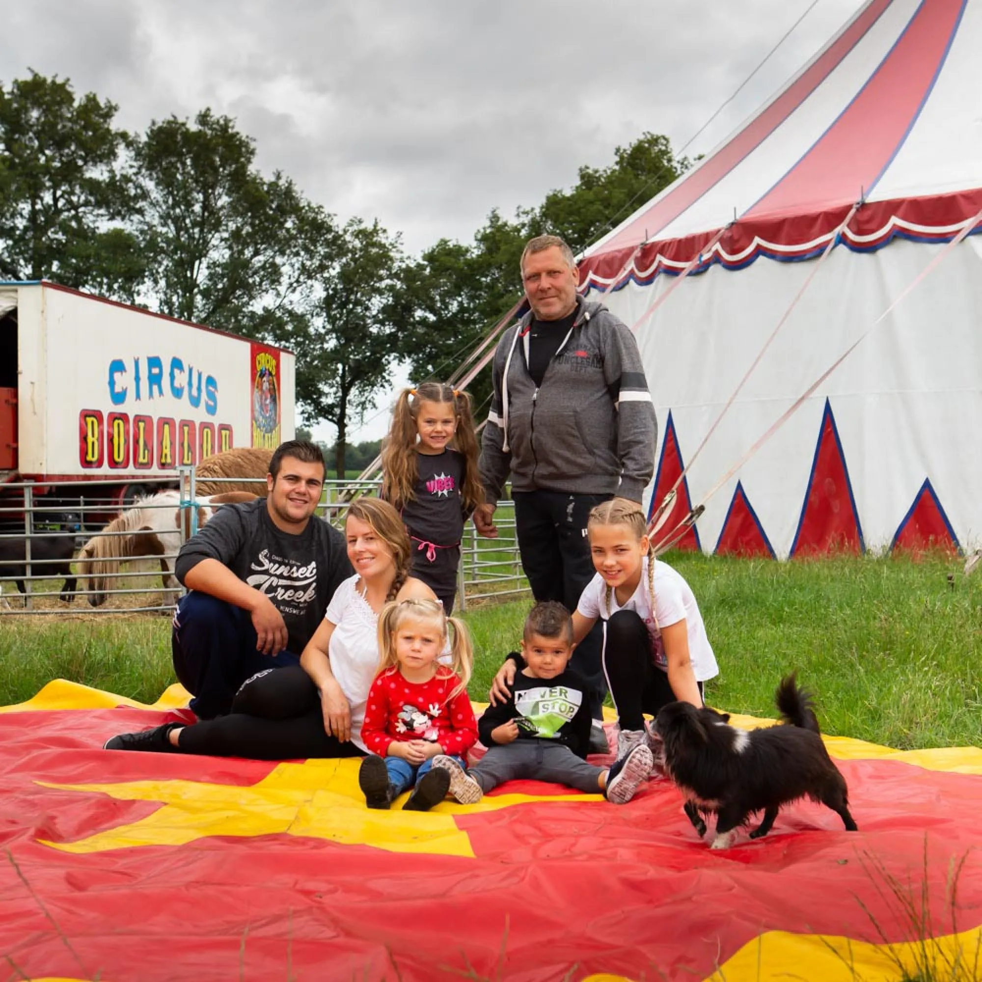Dennis en Steffie staan  met Circus Bolalou  al weken stil in Laren. 