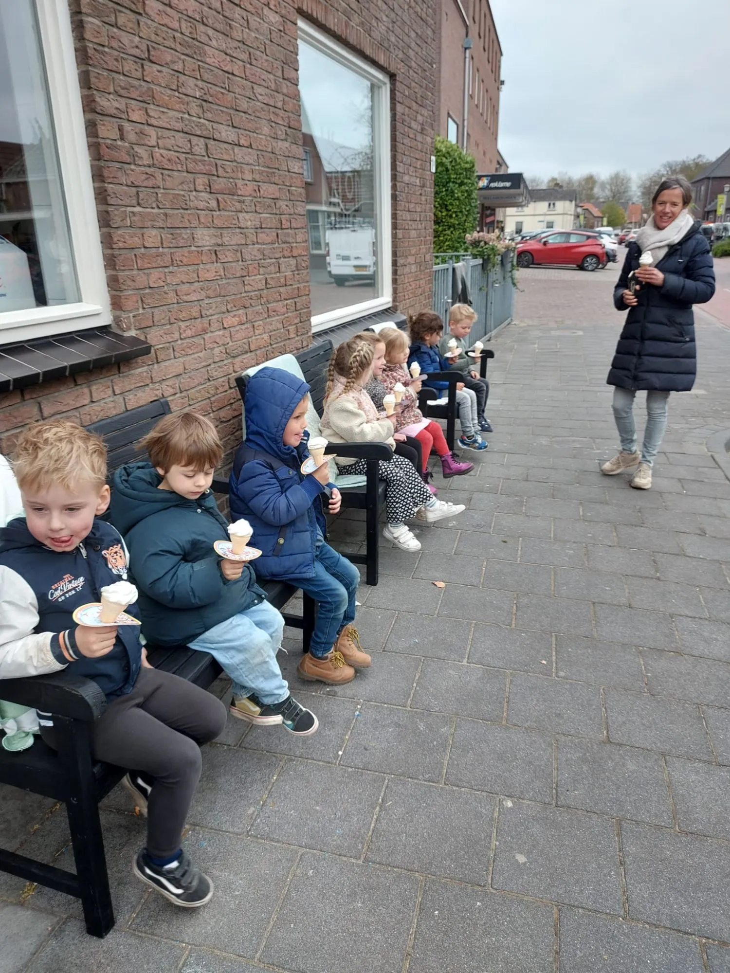 Leerlingen getrakteerd op ijsje bij vernieuwde ijssalon Dieks