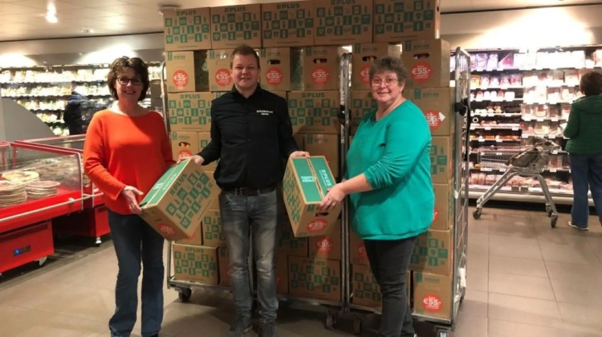 Buurtkastje uit Laren neemt 76 boodschappenpakketten in ontvangst