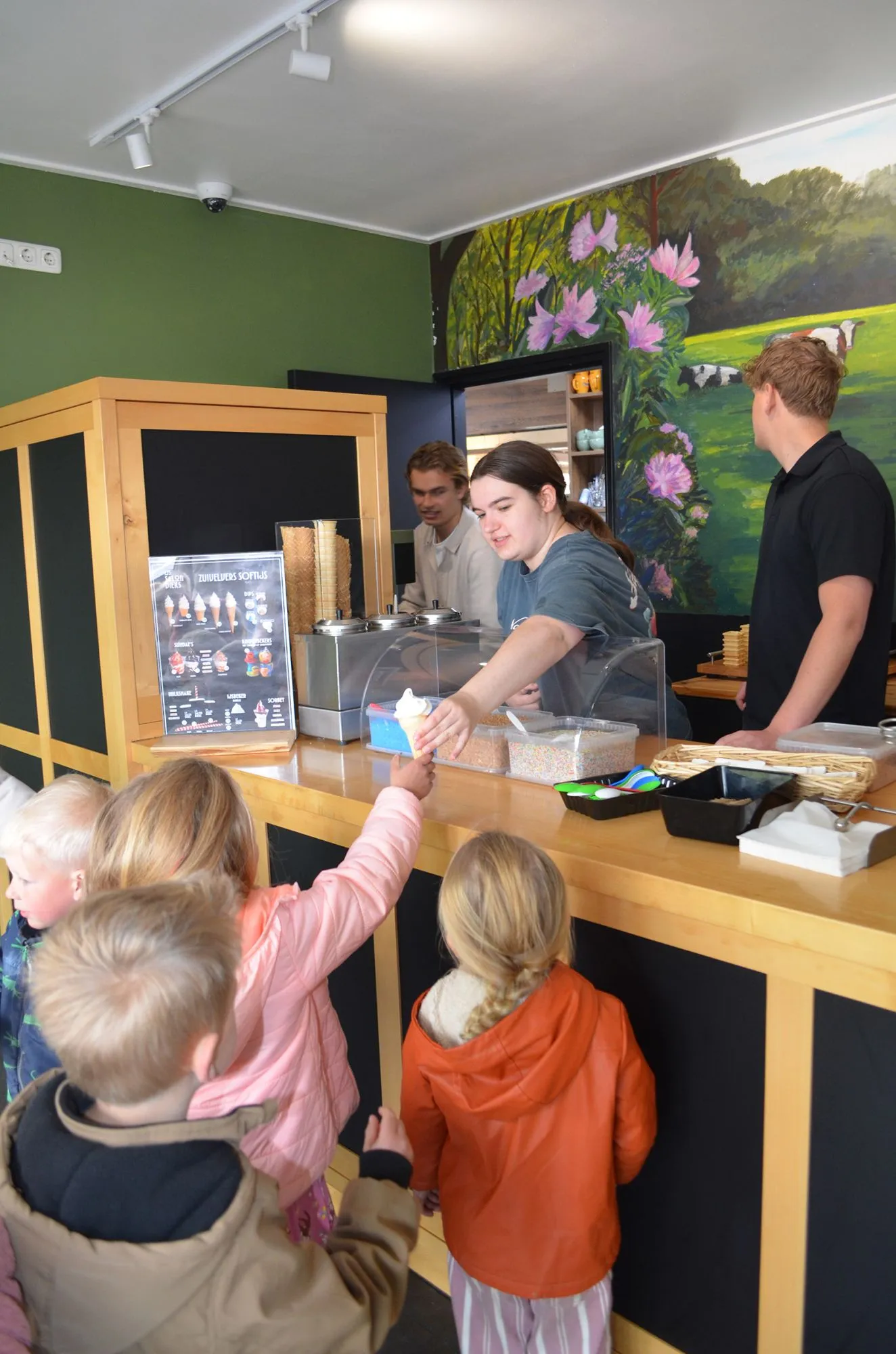 Leerlingen getrakteerd op ijsje bij vernieuwde ijssalon Dieks