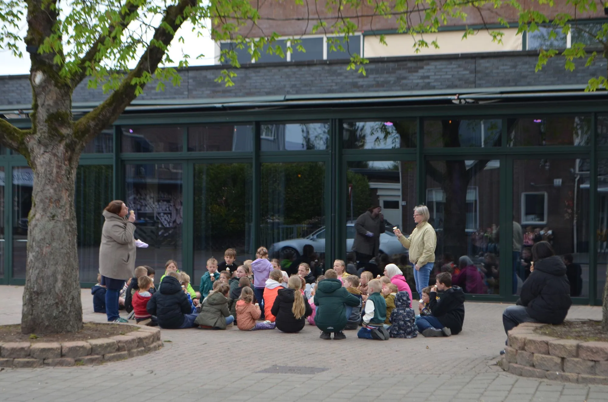 Leerlingen getrakteerd op ijsje bij vernieuwde ijssalon Dieks