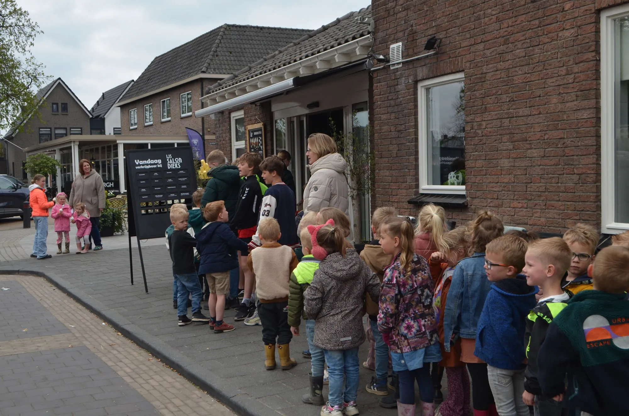 Leerlingen getrakteerd op ijsje bij vernieuwde ijssalon Dieks