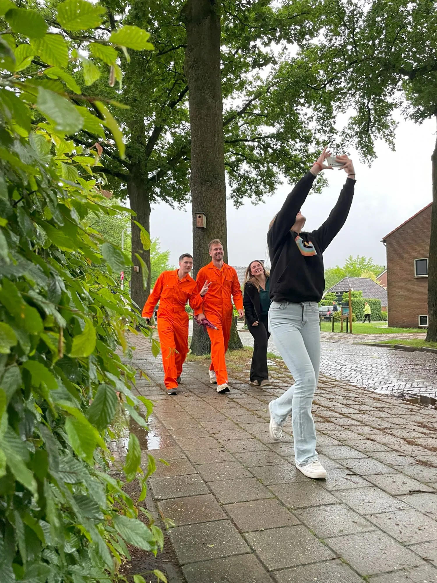 Laornse Dorpskwis zet Laren weer op zijn kop: Deelnemers verrast door Mystery Guest, kerstbomen in mei en kraaltjesruil