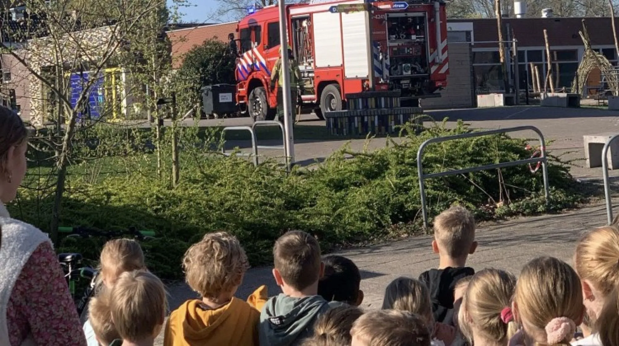 Kinderen Laren verrast met ontruimingsoefening brandweer