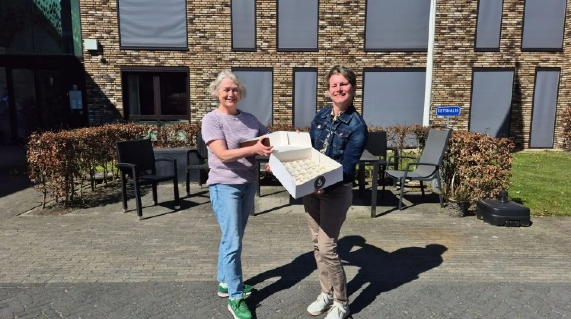 Laren & Oranje deelt petitfours uit op ‘t Talma