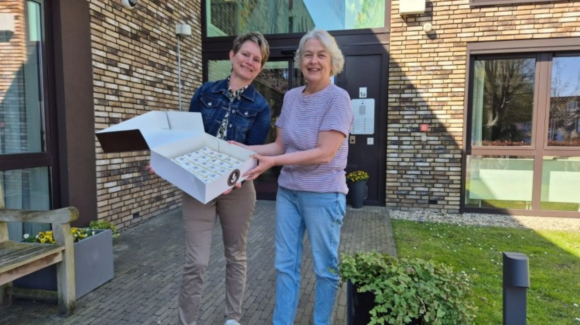 Laren & Oranje deelt petitfours uit op ‘t Talma