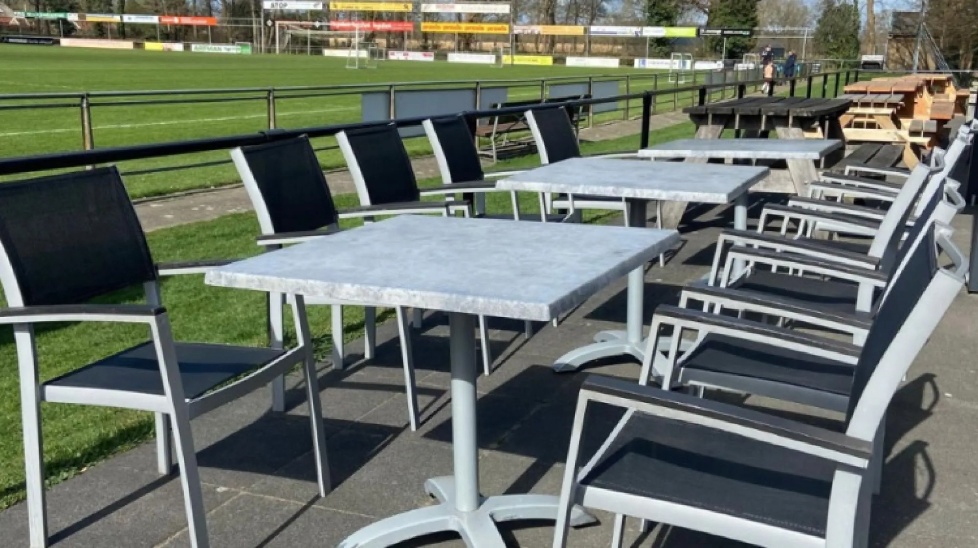 Terrasmeubilair voor Witkampers dankzij gift van De Dorpspomp