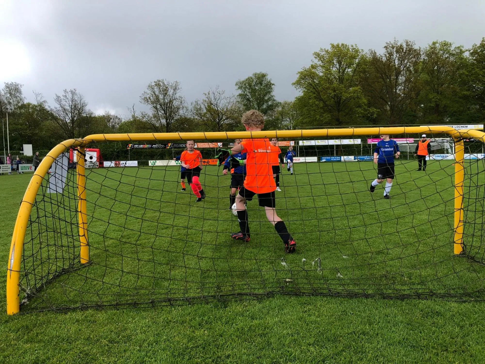 Schoolvoetbaltoernooi op 16 april bij Witkampers in Laren