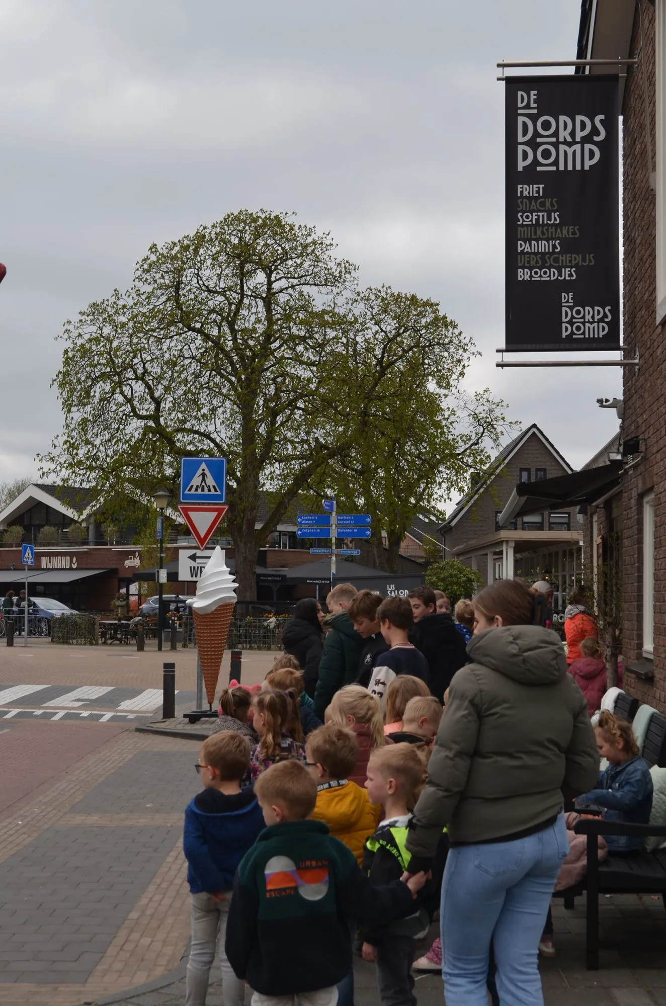 Leerlingen getrakteerd op ijsje bij vernieuwde ijssalon Dieks
