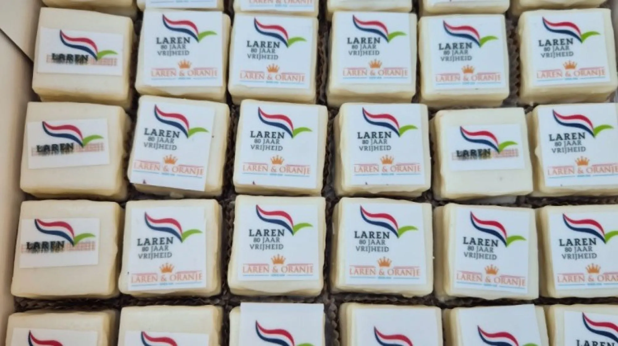 Laren & Oranje deelt petitfours uit op ‘t Talma